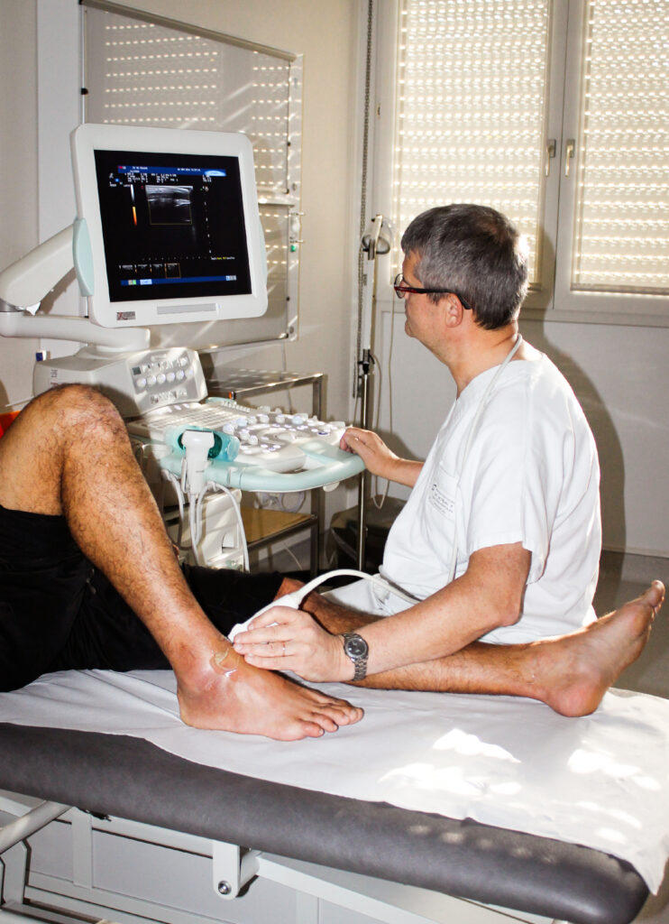 Réalisation d'une échographie par un rhumatologue.